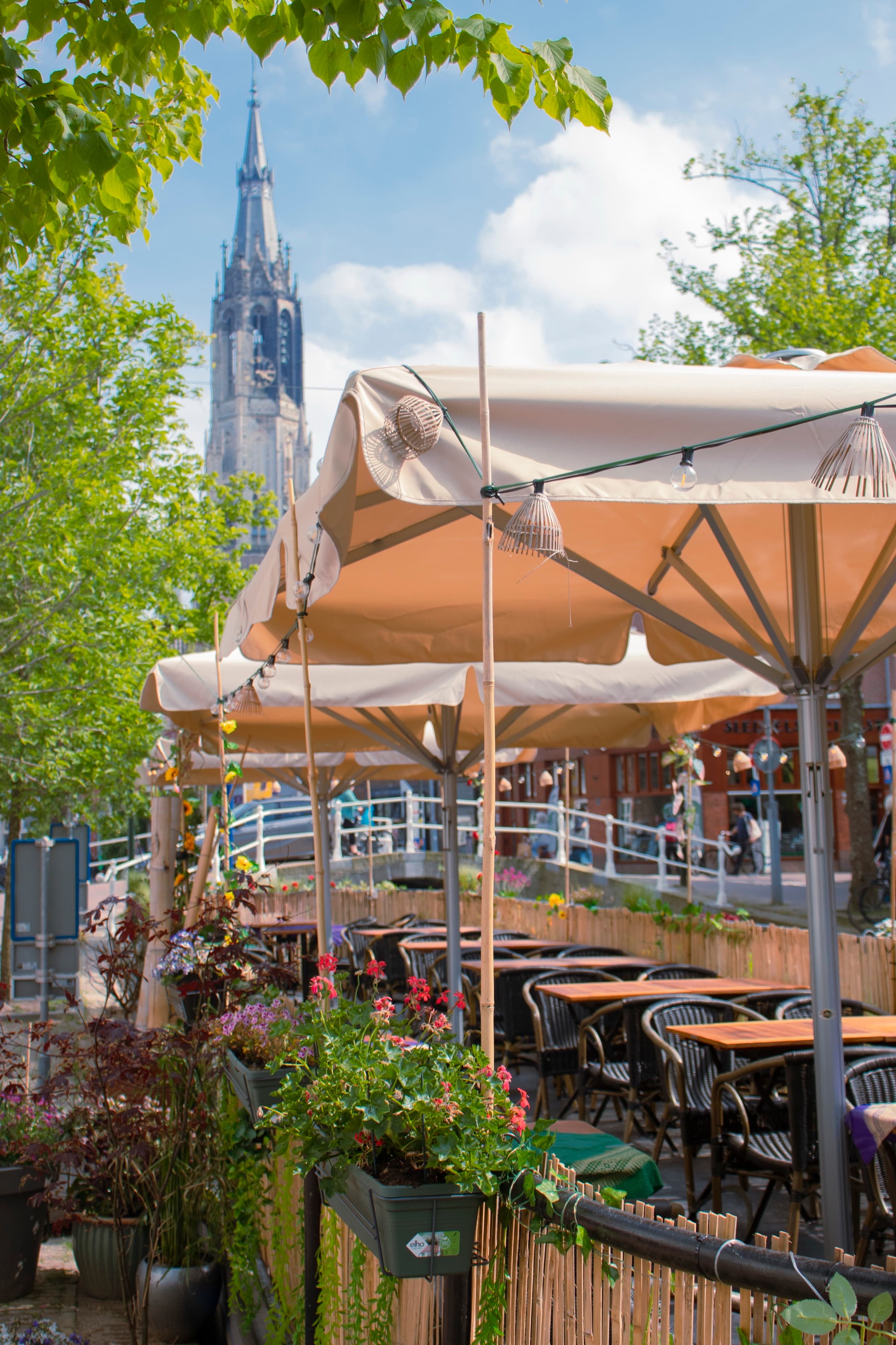 Een lange tafel bij Angkor, klaar voor een privédiner