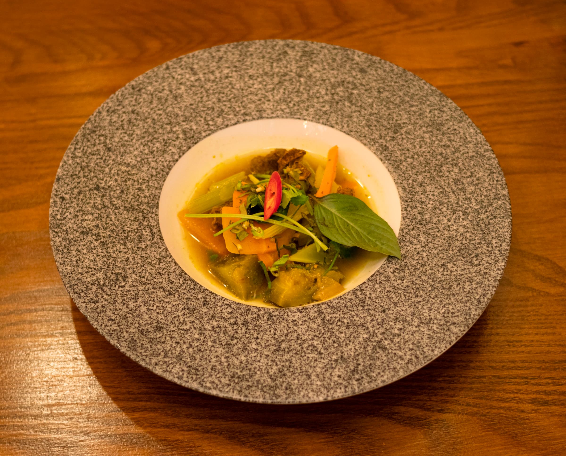 Vegan curry geserveerd in een ondiep gegoten bord