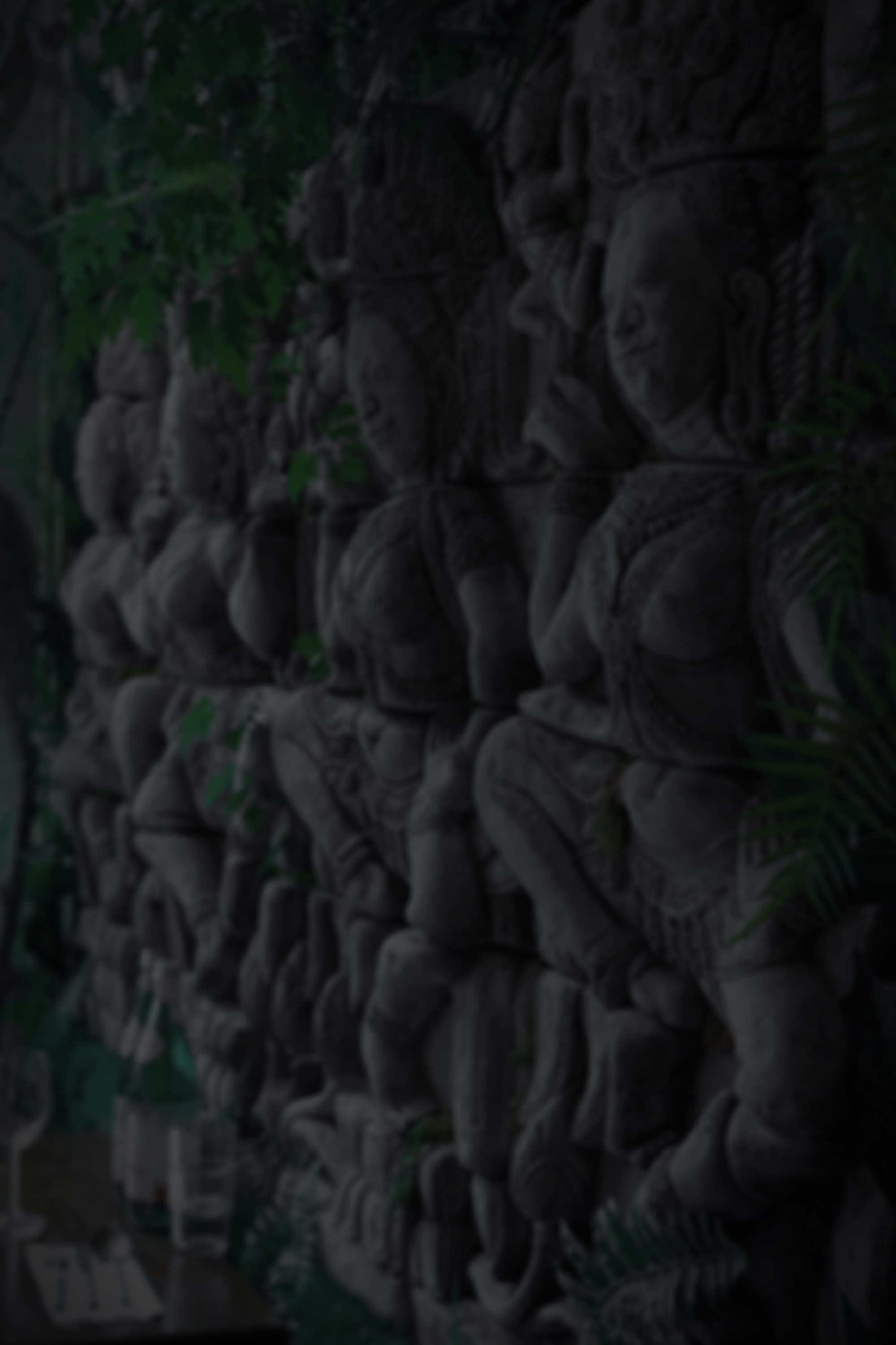 Boeddhabeeld en tropische planten in de Angkor Boutique naast het restaurant